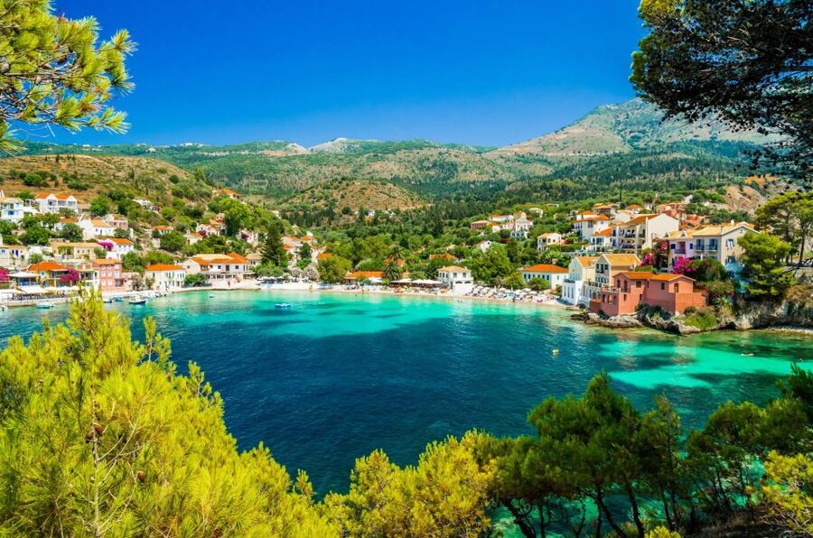 Kefalonia: Island Highlights Bus and Boat Tour with Lunch - Fiskardo’s Venetian harbor and the included lunch