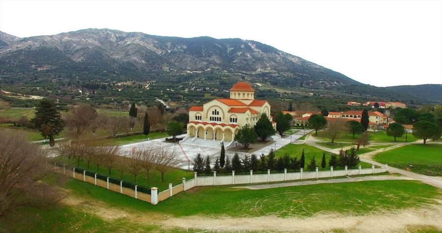 Kefalonia: Wine Tasting, Melissani, Drogarati & Fiscardo - Melissani Lake and the 12-person boat ride