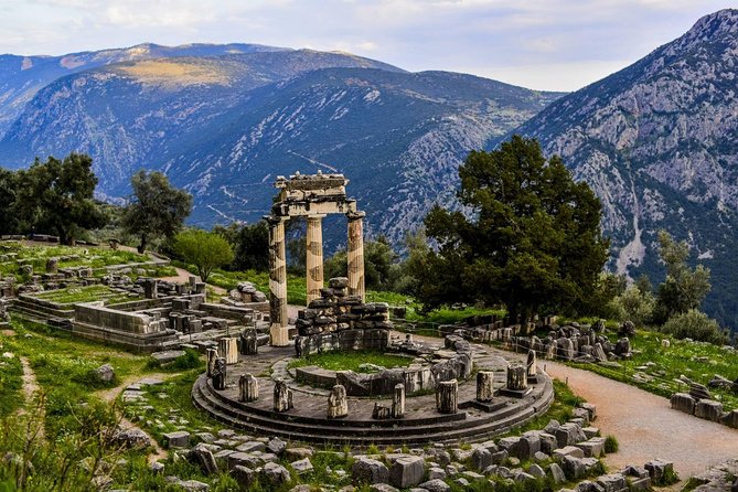 Mercedes Private Tour to Delphi and Arachova - Arachova Brings the Day Back to the Present
