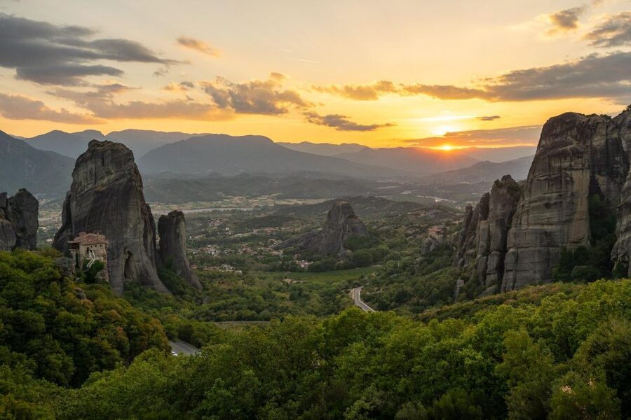 Meteora Evening Tour with Breathtaking Sunset View - Why an evening visit works so well at Meteora