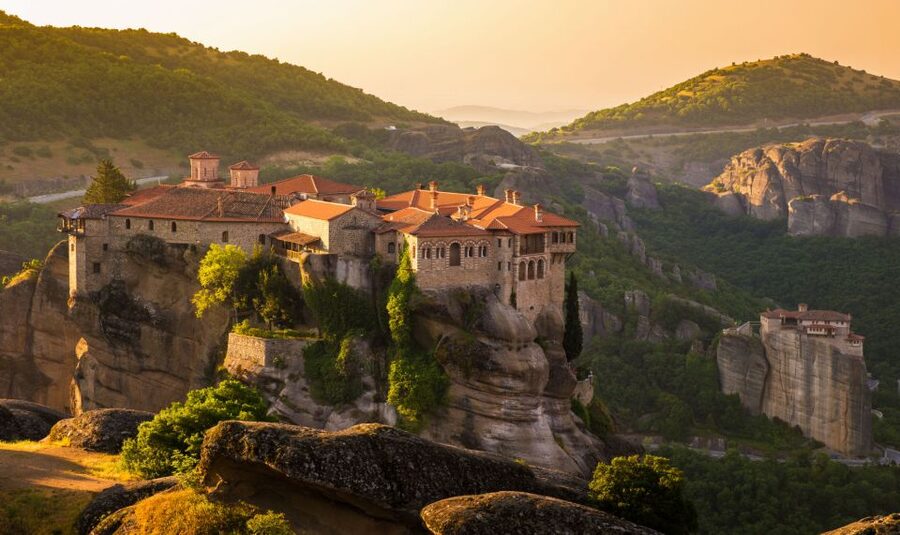 Meteora: Monasteries Tour, Lunch, and Athens Transfer Option - Lunch in Kalambaka before the monastery route