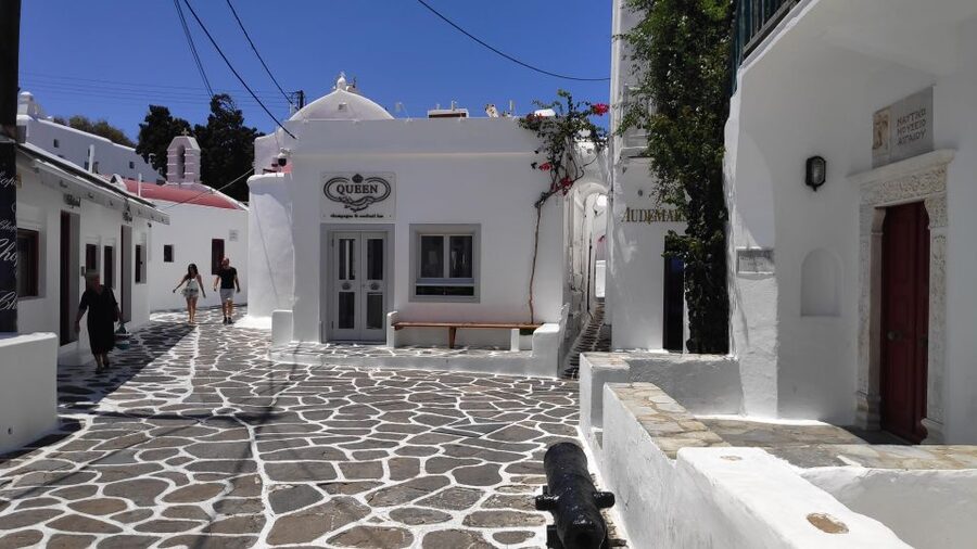 Mykonos: Highlights Walking Tour with a Local - Paraportiani Church and the story behind its unusual shape