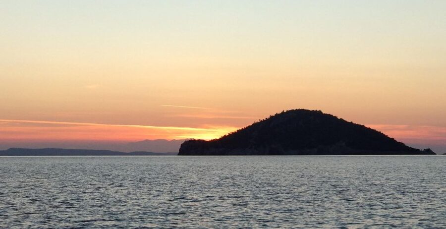 Neos Marmaras: Sunset West Sithonia Islets Sailboat Tour - Food, drinks, and the useful onboard setup