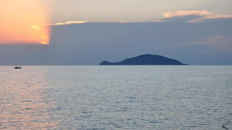 Neos Marmaras: Sunset West Sithonia Islets Sailboat Tour - How the skipper shapes the outing