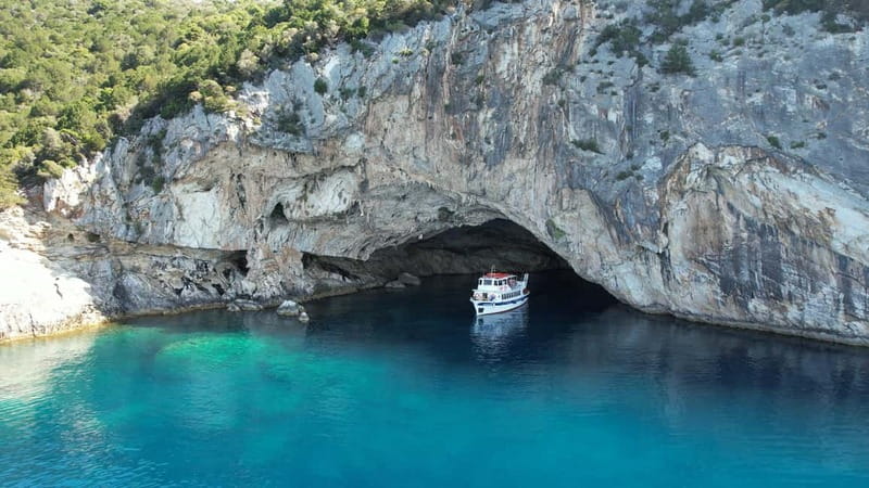 Nydri: Island Hopping Boat Cruise with Beach BBQ Lunch - The day in five memorable moments