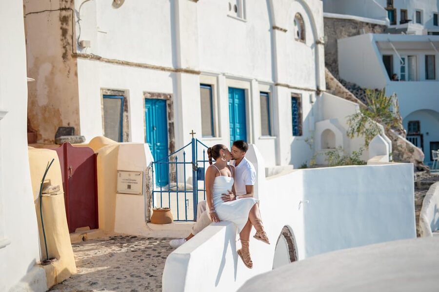 Oia: Couple photoshoot with 30 edited Photos - Key Points at a Glance