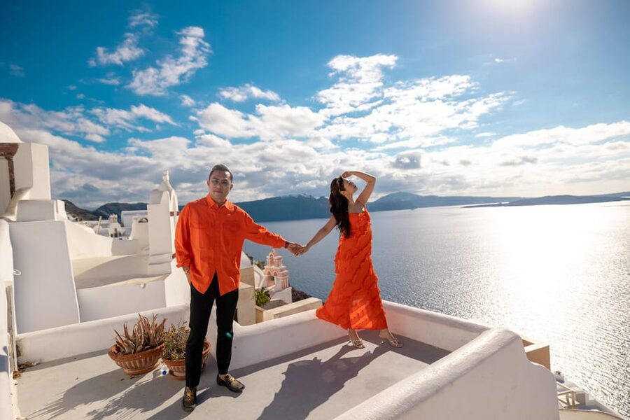 Oia: Couple photoshoot with 30 edited Photos - Why the Private Format Matters in Busy Oia