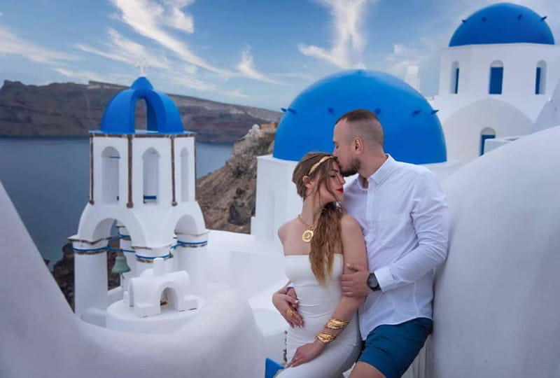 Oía: Santorini Professional Photoshoot with Edited Photos - Why Two to Three Hours Before Sunset Is a Smart Choice
