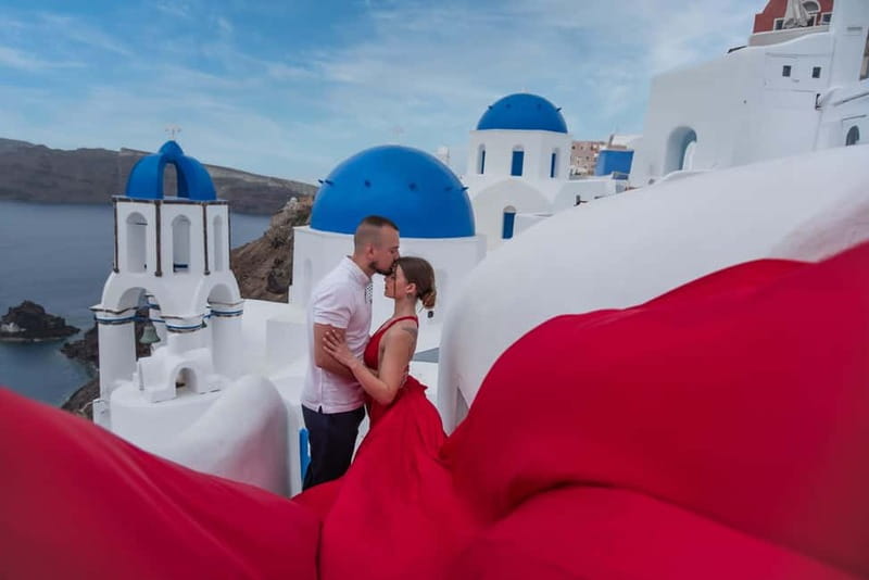 Oía: Santorini Professional Photoshoot with Edited Photos - Who Will Get the Most From This Experience?