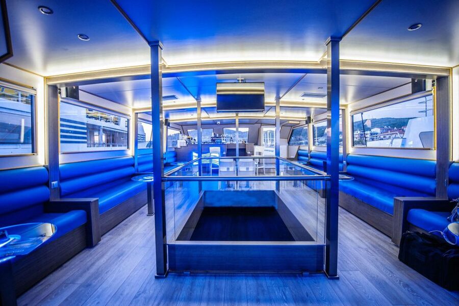 Ouranoupoli: Mount Athos Sightseeing Glass-Bottom Boat Tour - Food, drinks, seating, and comfort onboard