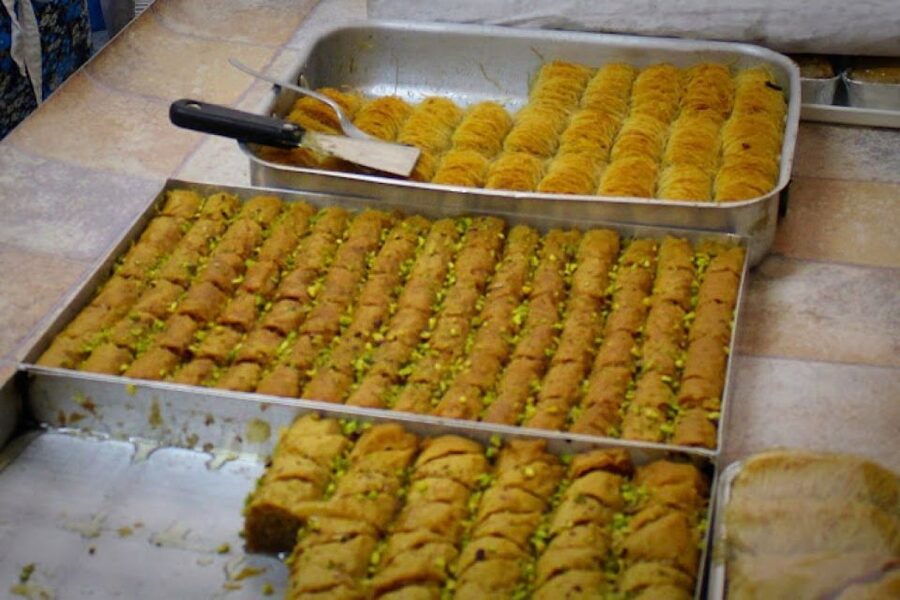 Rethymno: Old Town Walking Tour with Meal - Lunch under the lemon trees