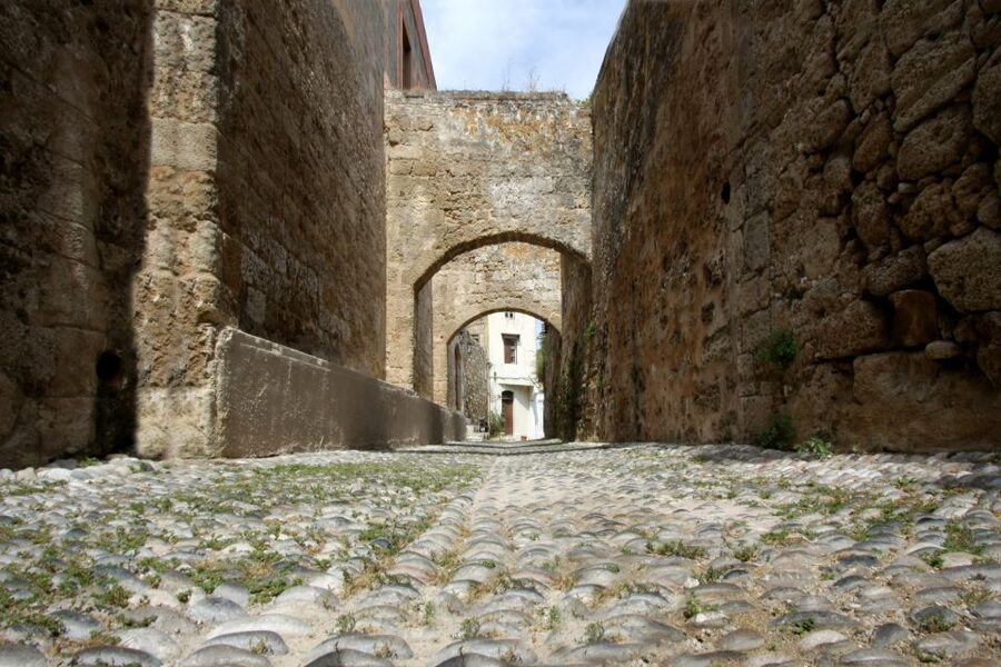 Rhodes: Palace of Grand Master Ticket & Rhodes SG audio tour - Entering through the Old Town