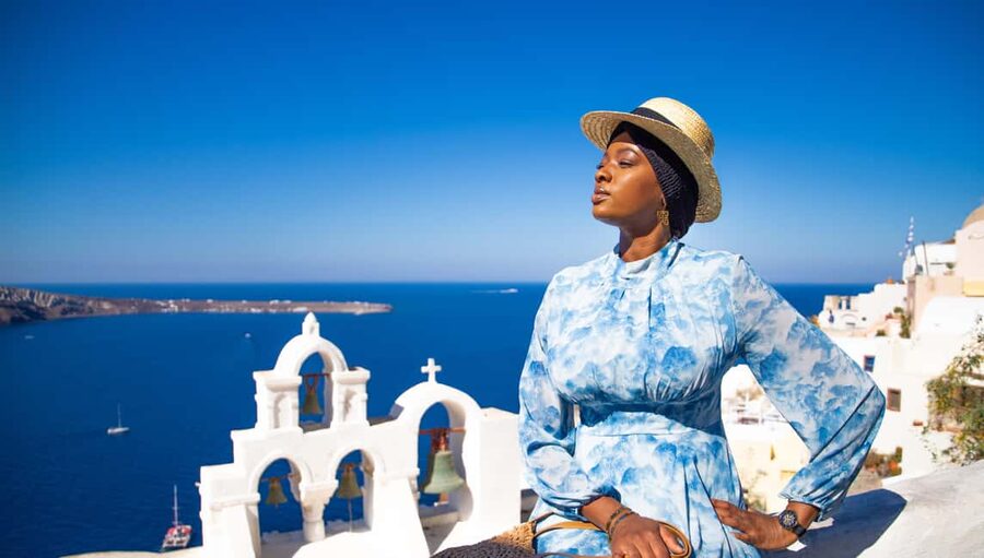 Santorini: 40-Minute Oia Photoshoot - Meeting in Oia and Starting on Time