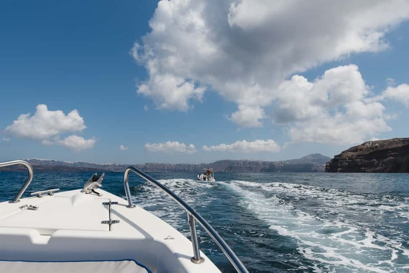 Santorini: License-Free Boat Rental with Ice, Water, & Fruit - What is provided on the boat
