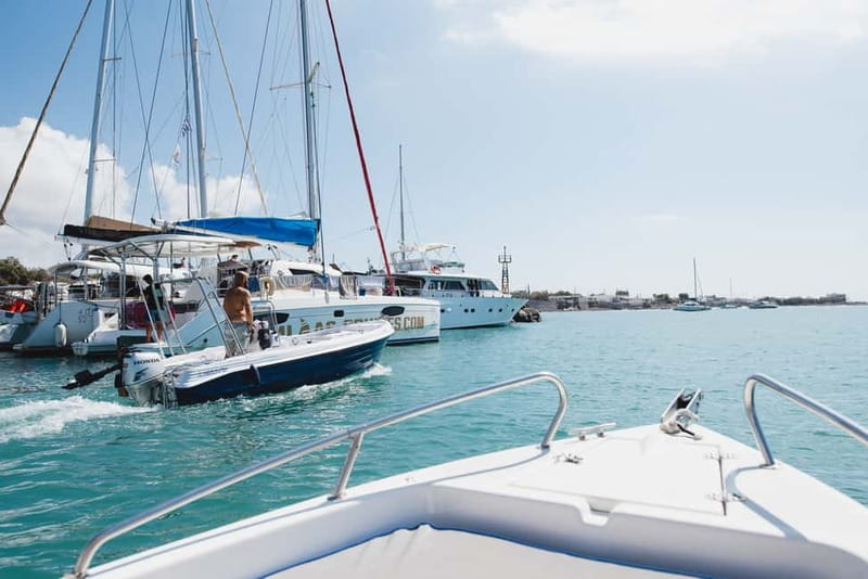 Santorini: License-Free Boat Rental with Ice, Water, & Fruit - Who will enjoy this most
