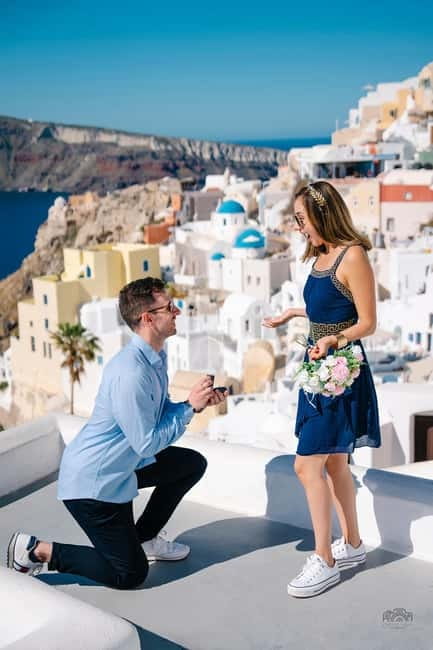Santorini: Oia Private Couple Photoshoot with 35 Photos - Reaching the Aegean Sea viewpoints