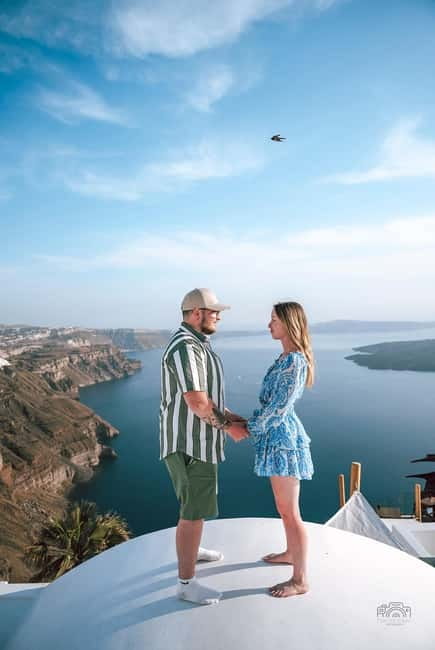 Santorini: Oia Private Couple Photoshoot with 35 Photos - What you receive after the session