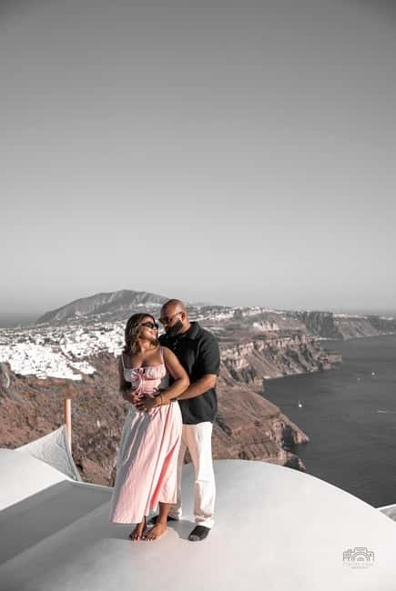 Santorini: Oia Private Couple Photoshoot with 35 Photos - Practical tips for looking and feeling your best