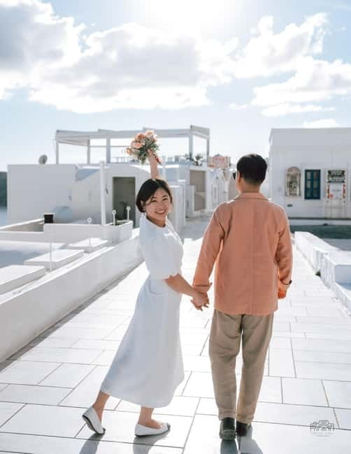 Santorini: Oia Private Couple Photoshoot with 35 Photos - Who should book this experience?