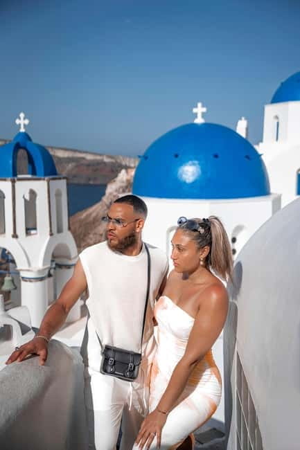 Santorini: Oia Private Couple Photoshoot with 35 Photos - Meeting your photographer in Oia or Imerovigli