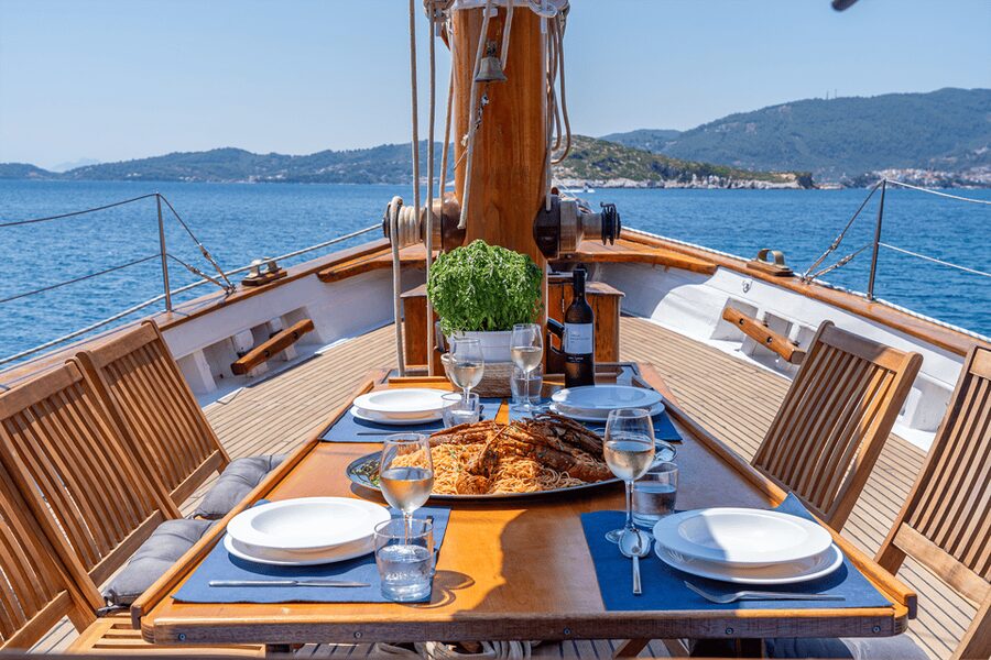 Skiathos: Wooden Sailboat Full- or Half-Day Trip with Meal - Panormos Beach: the best lunch setting