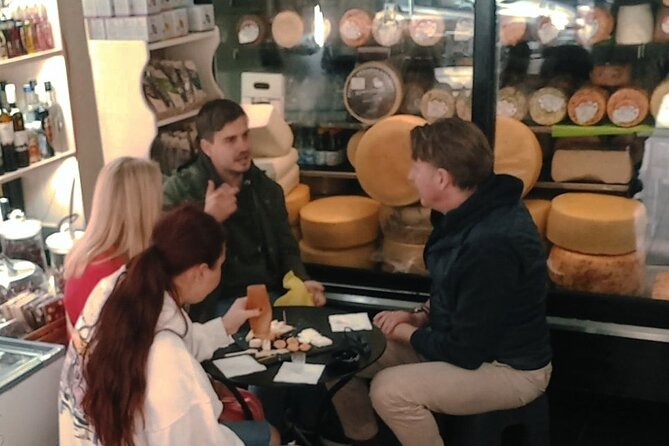 Walking “Food tasting tour” in the town of Chania - A stop at Psarros for herbs and local products