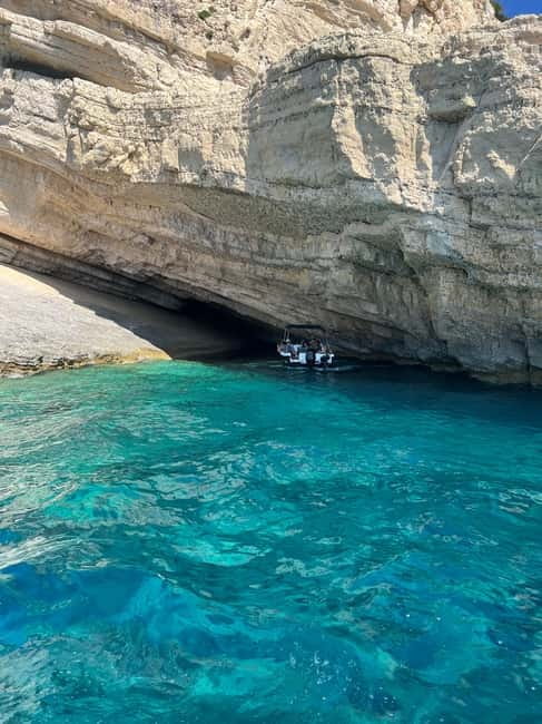 Zakynthos: Turtles, Marathonisi & Keri Caves Speedboat Tour - Speeding past Cameo Islet
